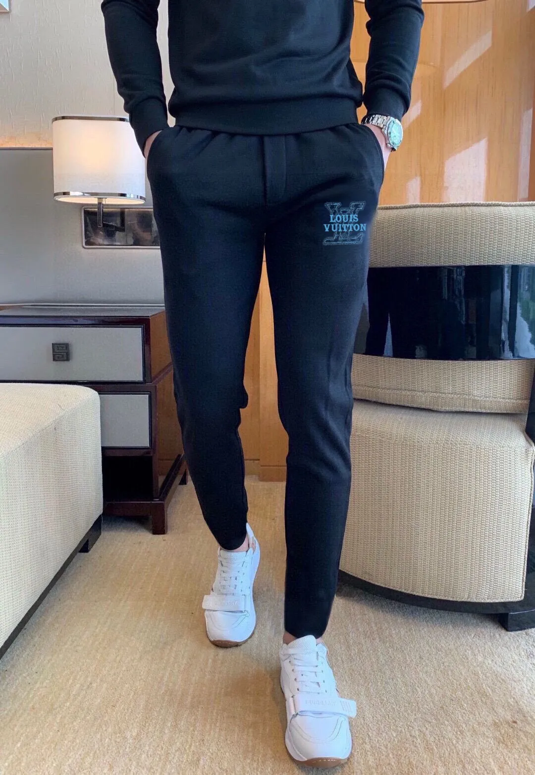 🅿️380 direct batch [LV Louis Vuitton] (Fat Man Gospel) hot-selling suit is coming. Focus on the original version of the official website. 2025 new hot-selling sweatshirt suit. The original order is the best. 🇭🇰The meticulous work of top designers. Just for a fitting and perfect upper body effect. 100% natural high-quality Roman cotton, close-fitting comfort, noble and elegant! Original hardware embodies elegance and nobility! Counter size: M-5XL (maximum wear up to 220 pounds)